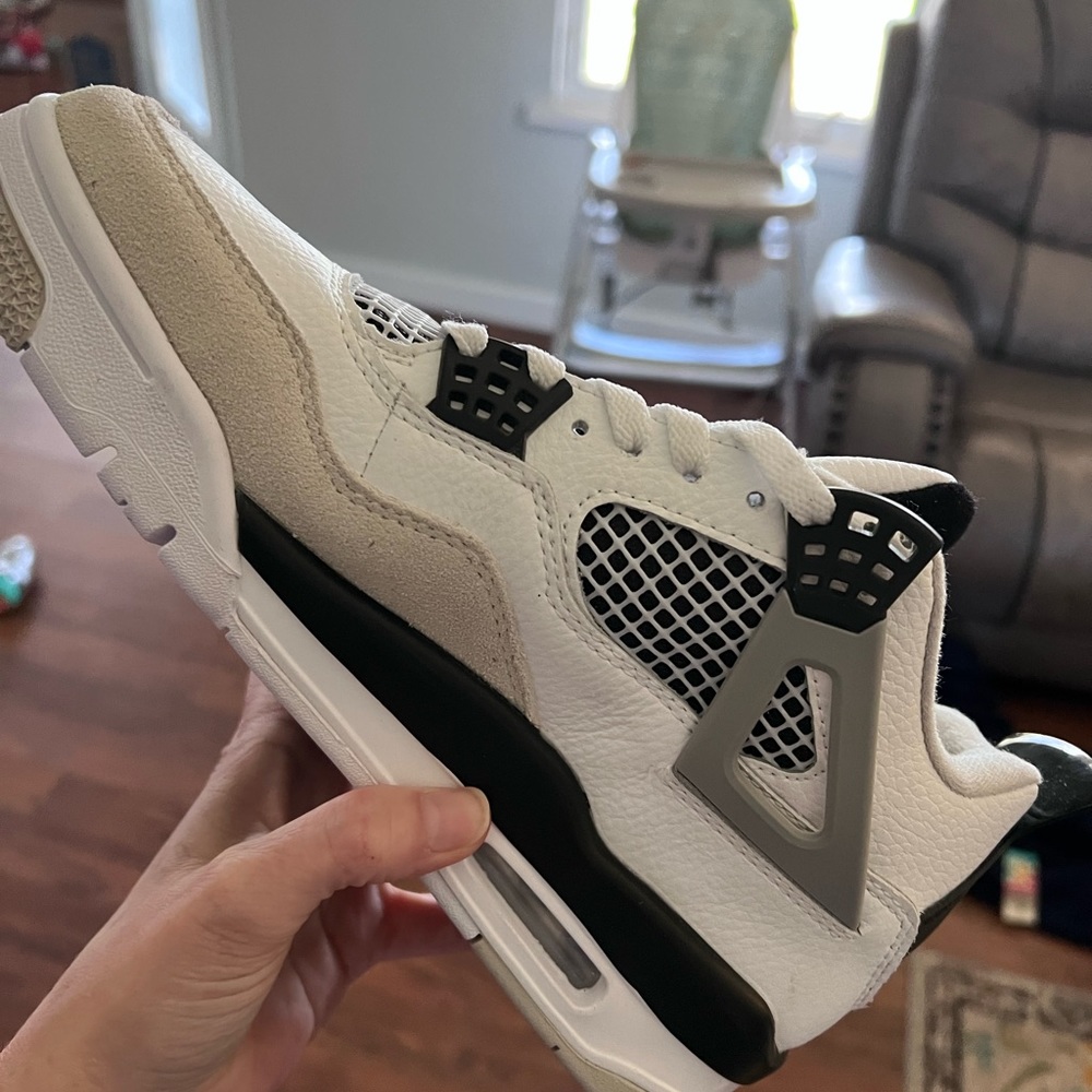 Women’s retro Jordan 4 military black size 8.5,new. Box is damaged from shipment